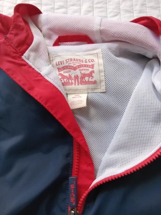 Chubasquero Levi's azul y rojo talla 14, 164 cm