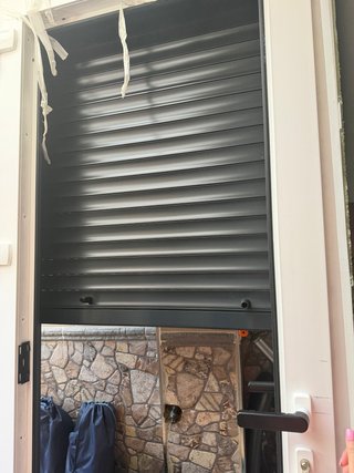 Puerta aluminio con persiana enrollable