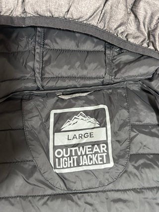 Chaqueta gris con capucha