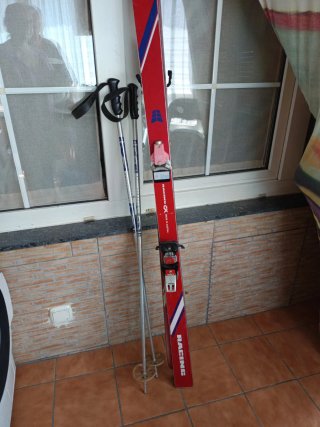 Esquís y bastones de esquí