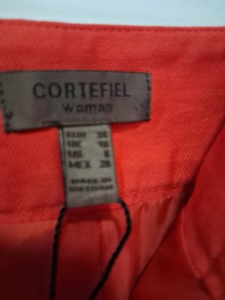 Falda de corte recto, roja. Cortefiel. Talla 38..