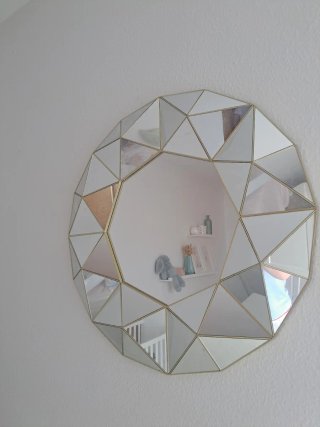 Espejo de pared geométrico dorado con relieve