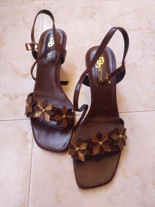 Sandalias G.B. BRAVO Marrón Flores