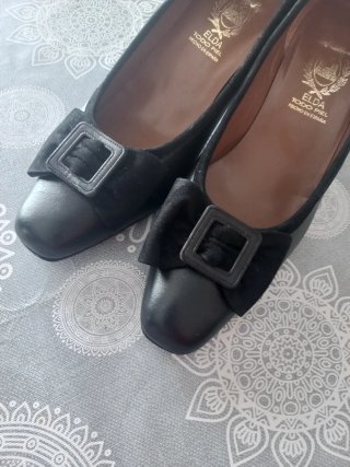 Zapatos hechos en Elda Talla 38 Negros.