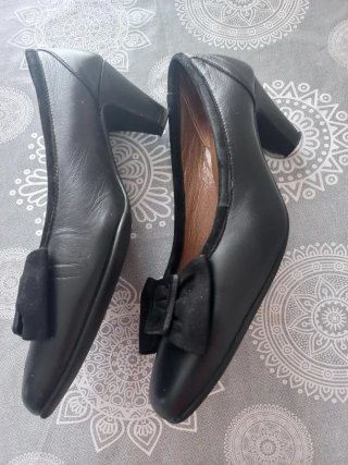 Zapatos hechos en Elda Talla 38 Negros.