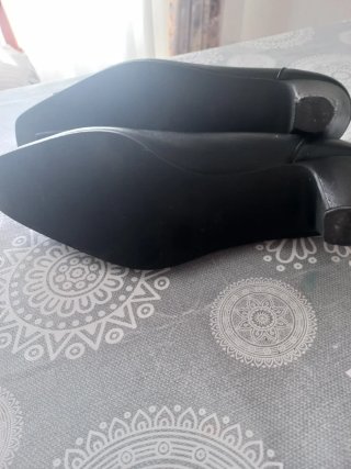 Zapatos hechos en Elda Talla 38 Negros.