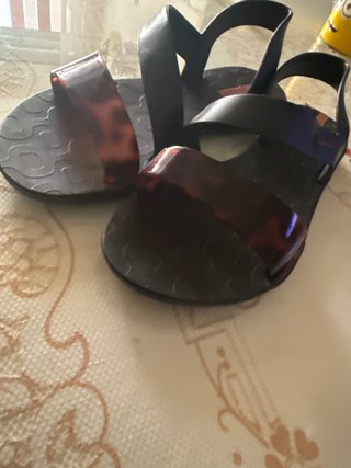 Chanclas Ipanema negras y marrones