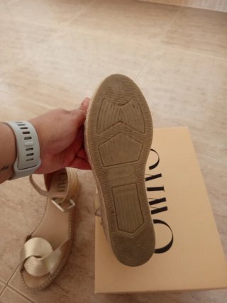 Sandalias doradas cuña esparto talla 37.