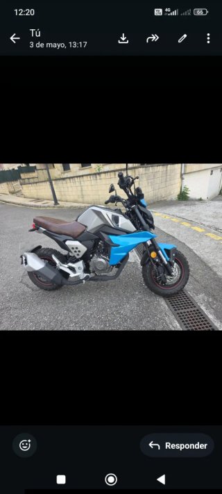 Moto Naked Azul y Gris