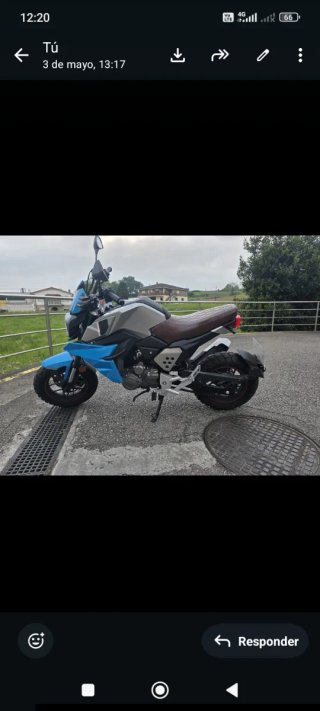 Moto Naked Azul y Gris