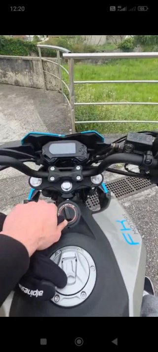 Moto Naked Azul y Gris
