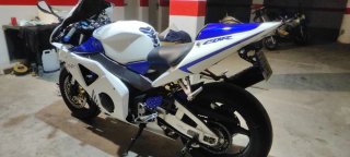 Honda CBR 954 RR - Moto Deportiva Blanca y Azul