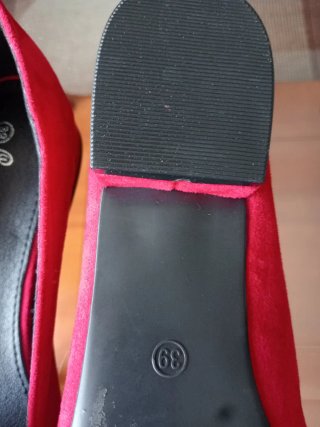 Zapatos planos rojos con pedrería talla 39