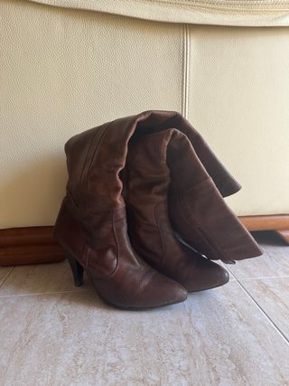 Botas altas efecto piel marrones