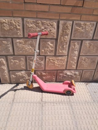 Monopatín rosa infantil