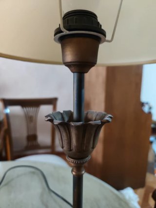 Lamparita de mesilla beige y dorada