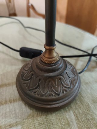 Lamparita de mesilla beige y dorada