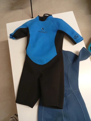 Buzo de neopreno azul y negro