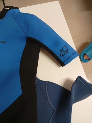 Buzo de neopreno azul y negro