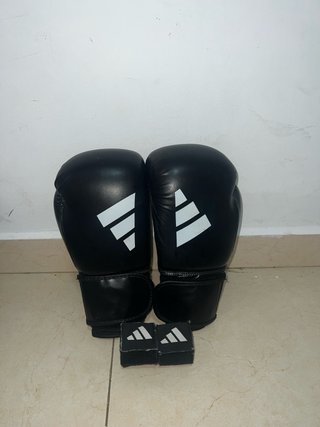 Guantes de boxeo Adidas y vendas