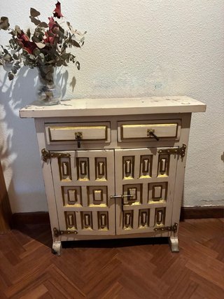Recibidor o mueble de entrada beige y dorado