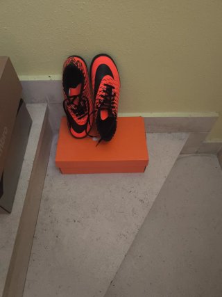 Zapatillas multitaco fútbol naranja y negro