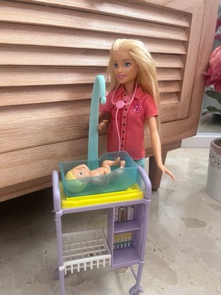 Barbie Pediatra con Bebé e Incubadora