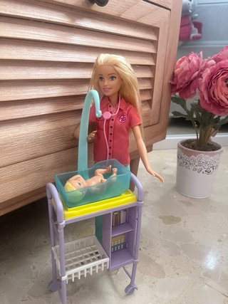 Barbie Pediatra con Bebé e Incubadora