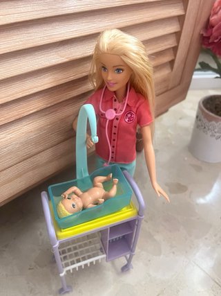 Barbie Pediatra con Bebé e Incubadora