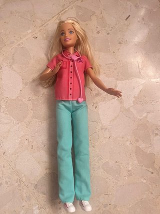 Barbie Pediatra con Bebé e Incubadora