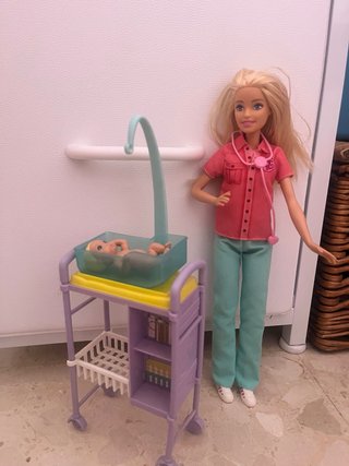 Barbie Pediatra con Bebé e Incubadora