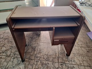 Mesa de ordenador con ruedas