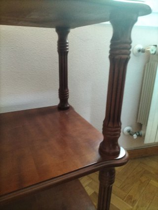 Mueble auxiliar de madera con ruedas