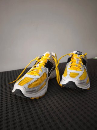 Zapatillas Nike Vomero 5 Blancas y Amarillas
