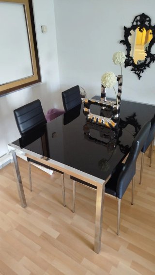 Mesa de comedor cristal y metal como nueva