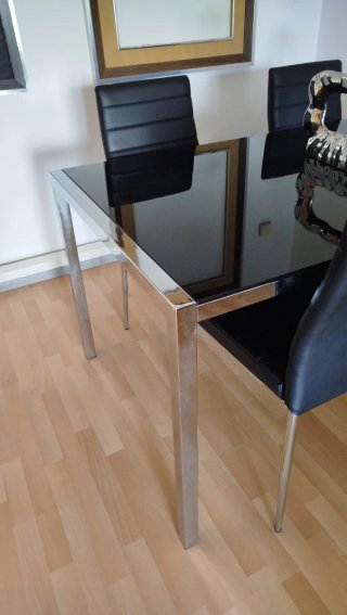 Mesa de comedor cristal y metal como nueva