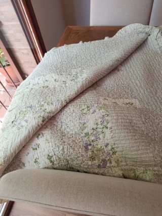 Colcha y cojín cama 135 floral reversible