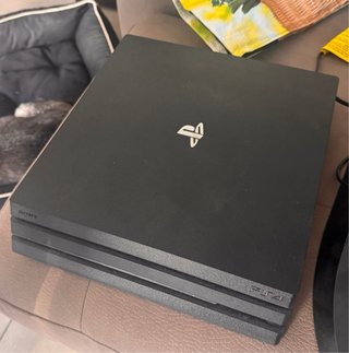 PlayStation 4 Pro + 2 Mandos + Volante y Pedales