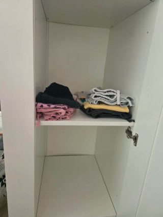 Armario IKEA blanco con puertas