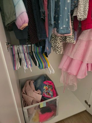 Armario IKEA blanco con puertas
