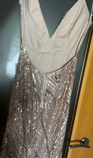 Vestido largo champán con escote
