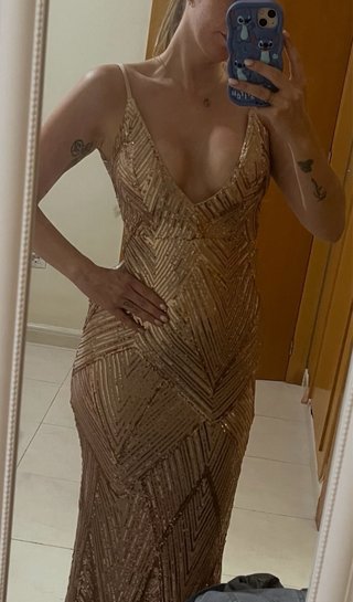 Vestido largo champán con escote