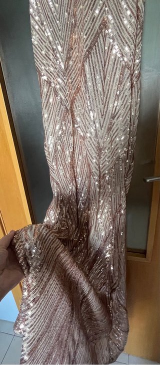 Vestido largo champán con escote