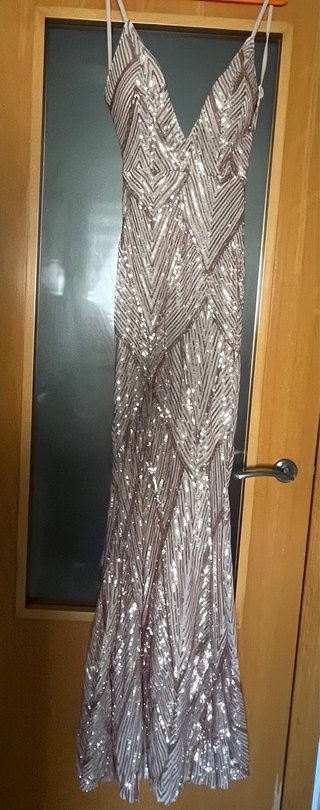Vestido largo champán con escote