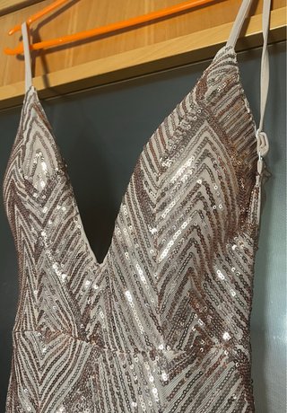 Vestido largo champán con escote