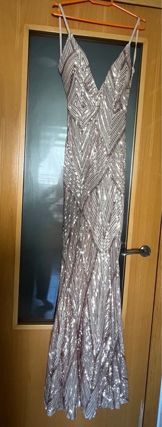 Vestido largo champán con escote