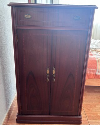 Cómoda clásica madera oscura, 2 mesillas y 1 zapat