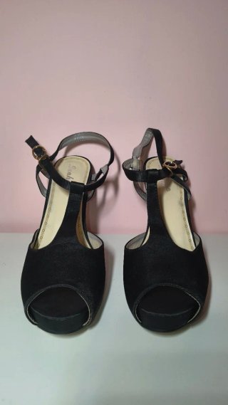 Tacones negros abiertos