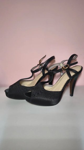 Tacones negros abiertos