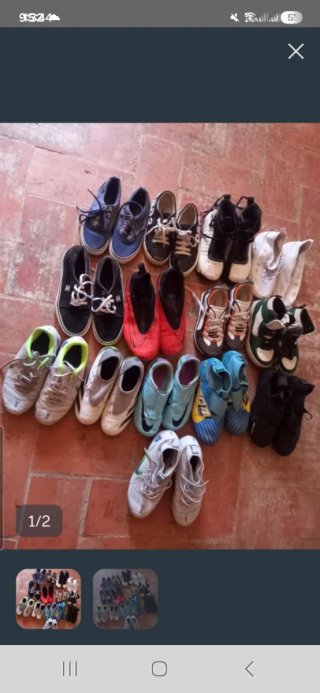 Consegna di scarpe sportive per bambini